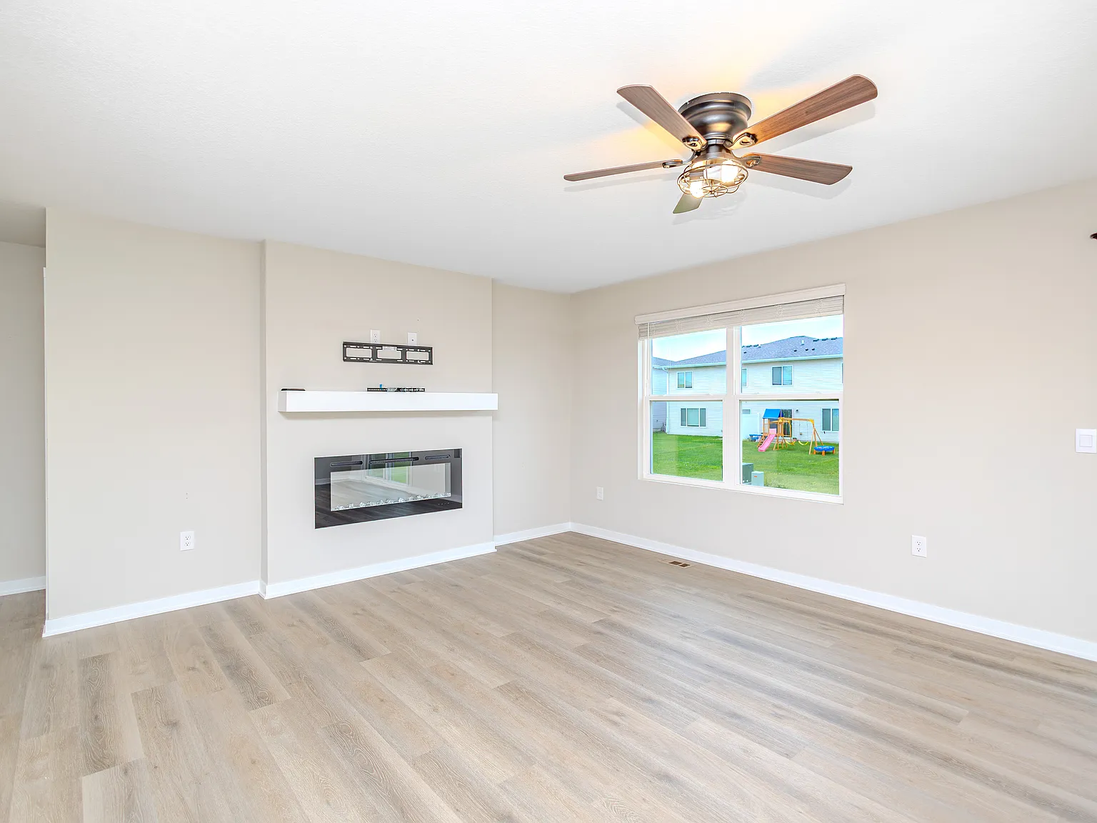 4 bed, 1606 sqft, $2,295 — Photo 2