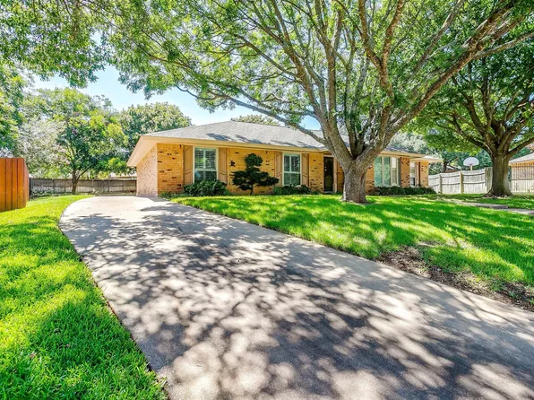 7012 Winchester Pl, Fort Worth, TX 76133