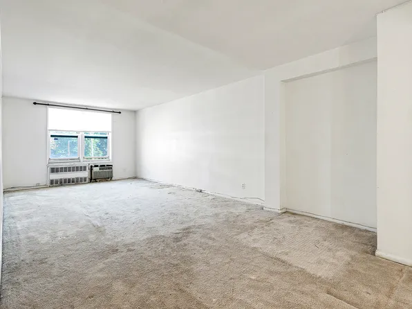 66-10 Thornton Place image 8 of 23