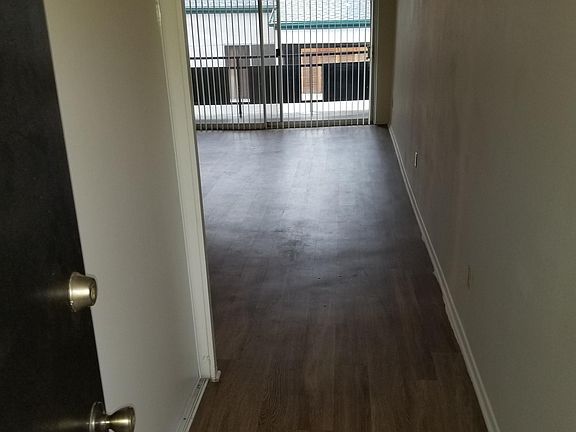5th image of 11116 Moorpark St #206