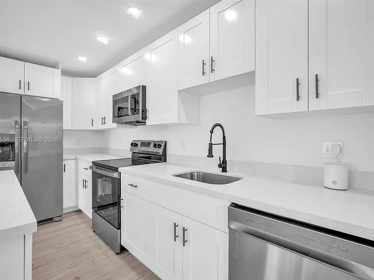 2572 NW 20th St — Photo 32