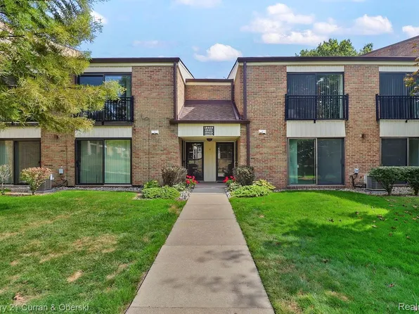 18411 University Park Dr, Livonia, MI 48152