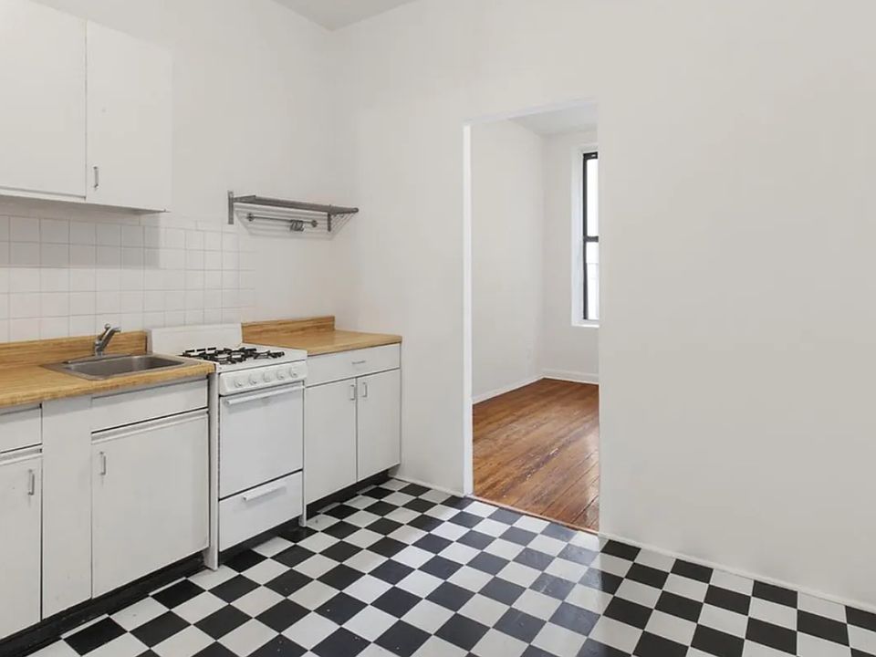 2nd image of 232 E 26th St APT 5
