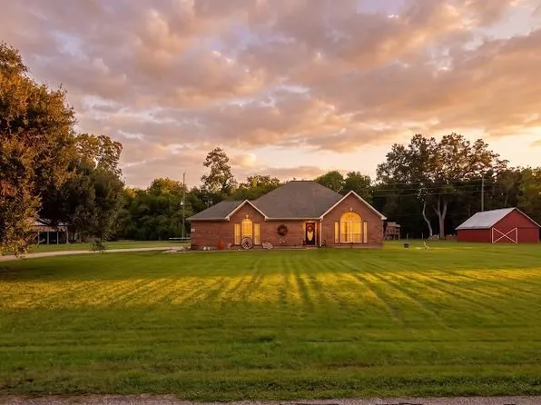1114 Wagon Rd, Wallis, TX 77485