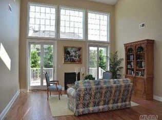 18 Hathaway Ln, Manhasset, NY 11030