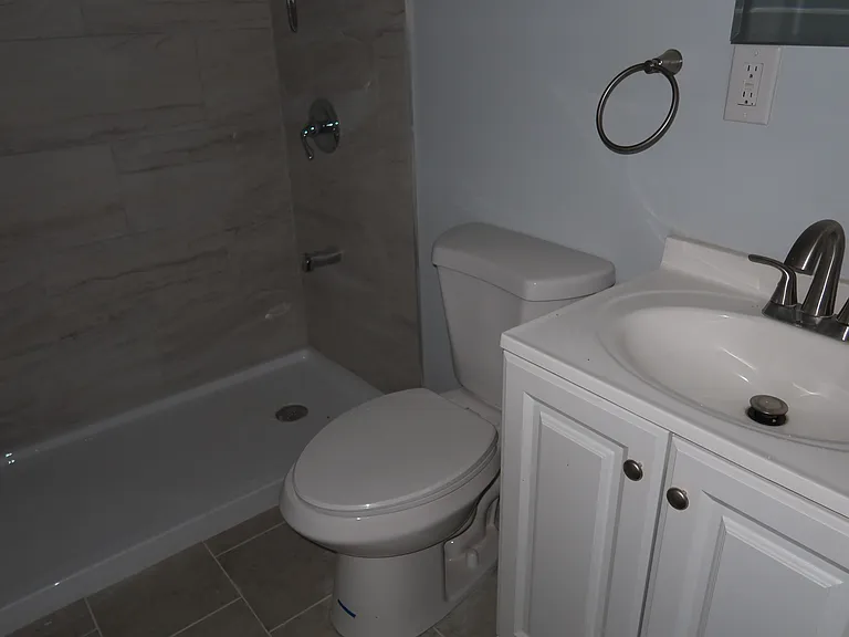 61 E Phillips St #B — Photo 9