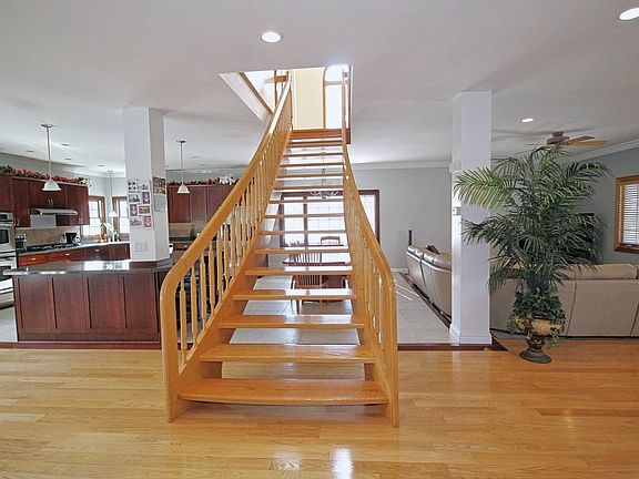 5th image of 213 Bayview Ave