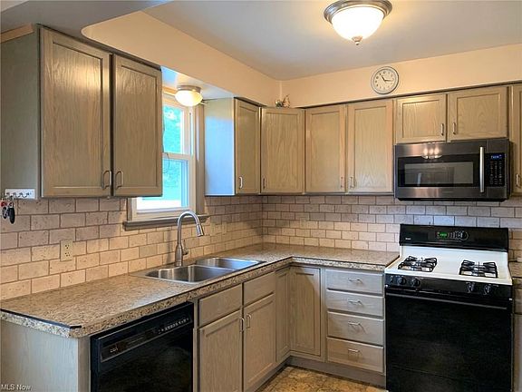 5th image of 26364 Leslie Ave