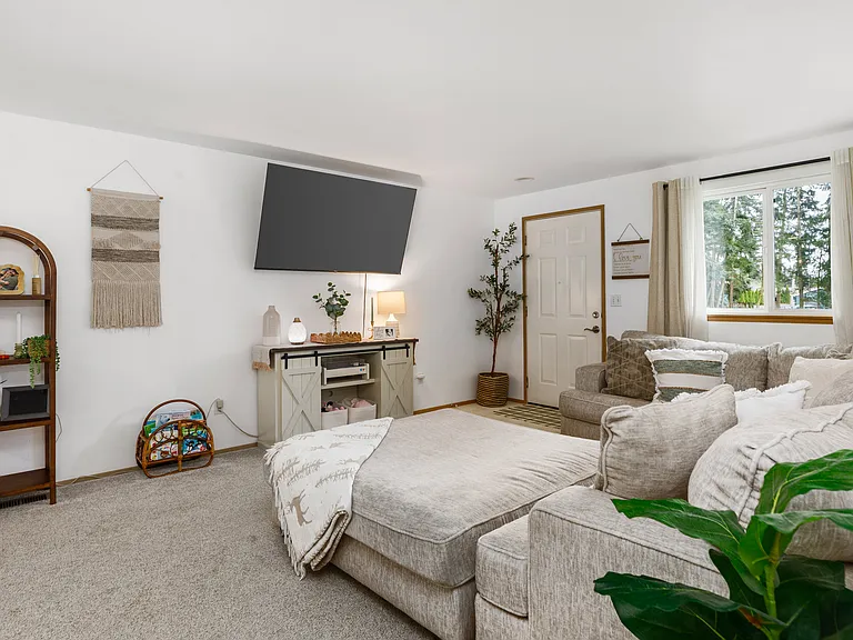 1257 Russell Dr — Photo 6