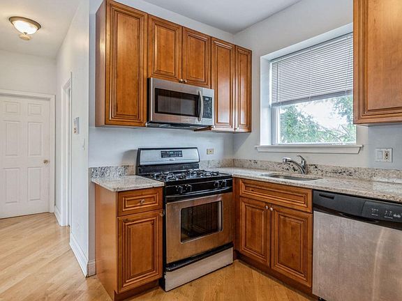 5th image of 4650 N Saint Louis Ave Floor 3