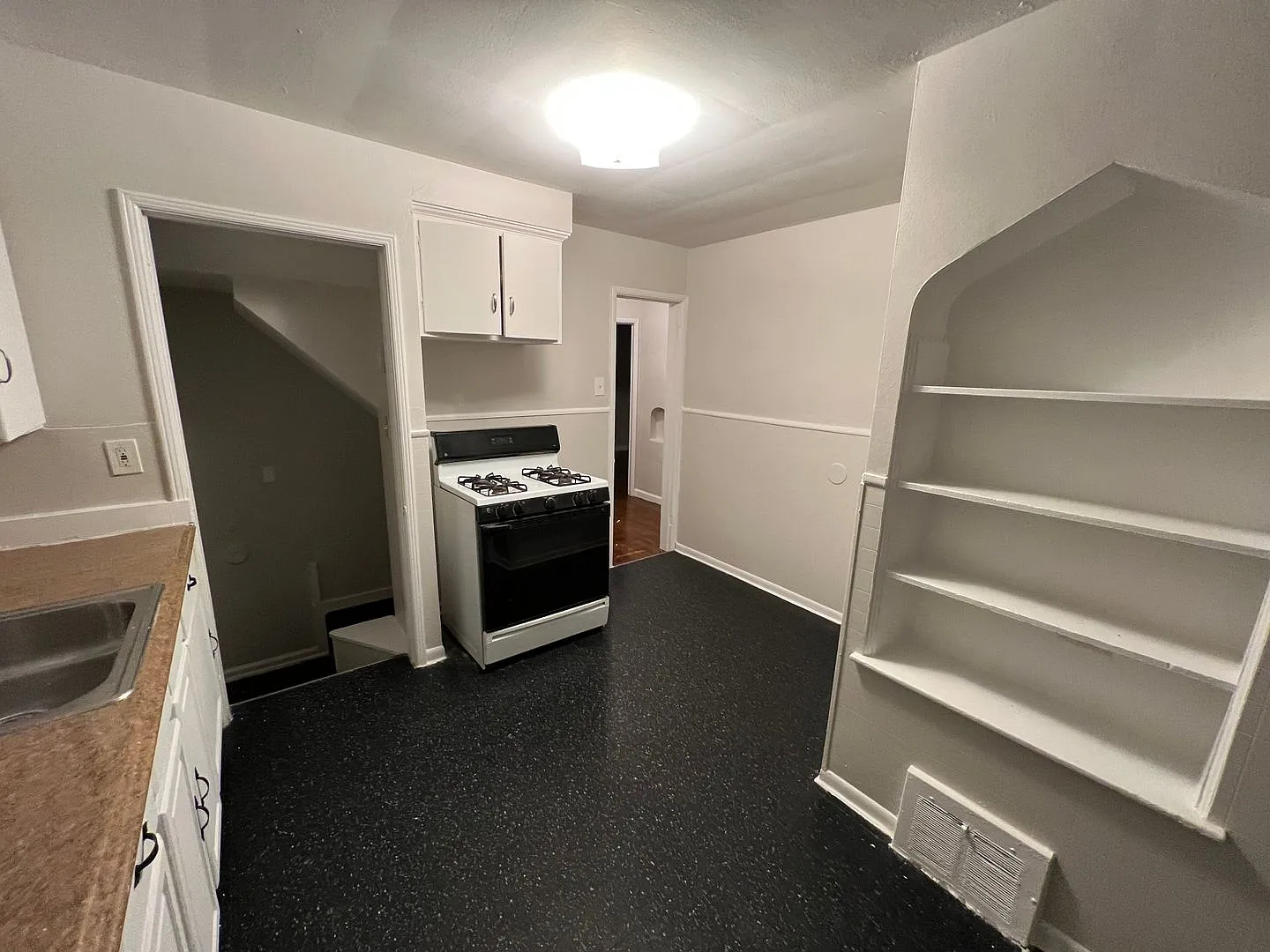3 Bed 1 Bath bungalow with basement on eastside of Detroit- Fresh paint, refinished floors! — Photo 3