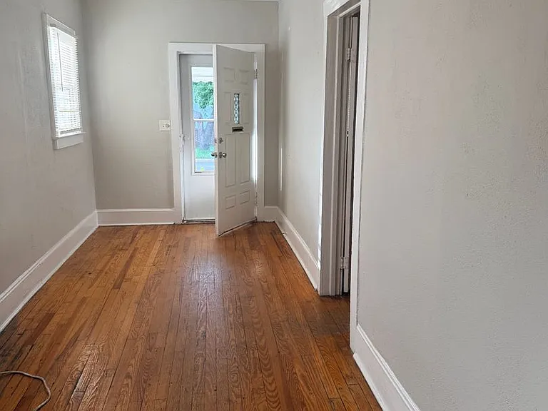 435 W Broad St — Photo 12