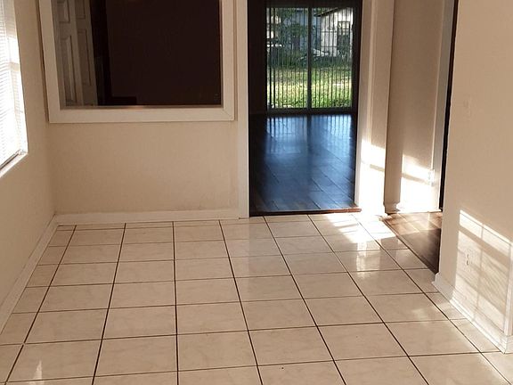 3rd image of 3827 Rosetree Dr