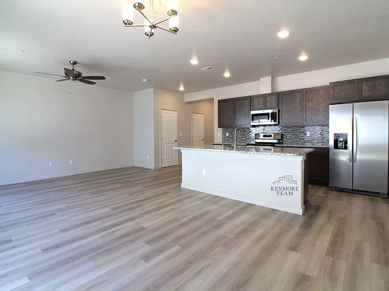 528 S Quillan Ct — Photo 3