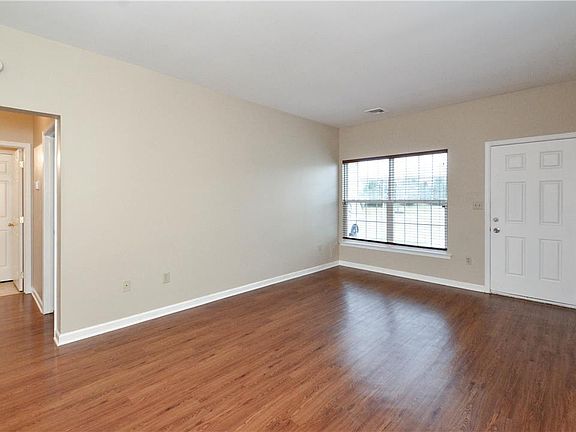 3rd image of 213 Huntington Ln