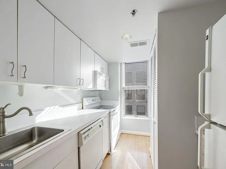 601 Pennsylvania Ave NW #910 — Photo 13
