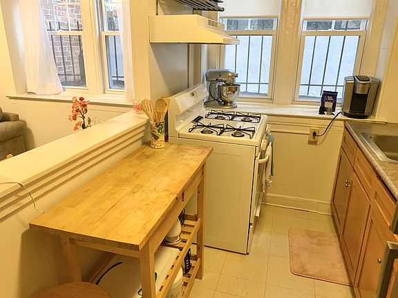 2nd image of 2 Lynwood Pl #B