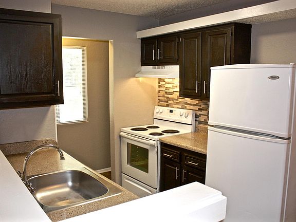 3rd image of 1521 Southport Dr APT B