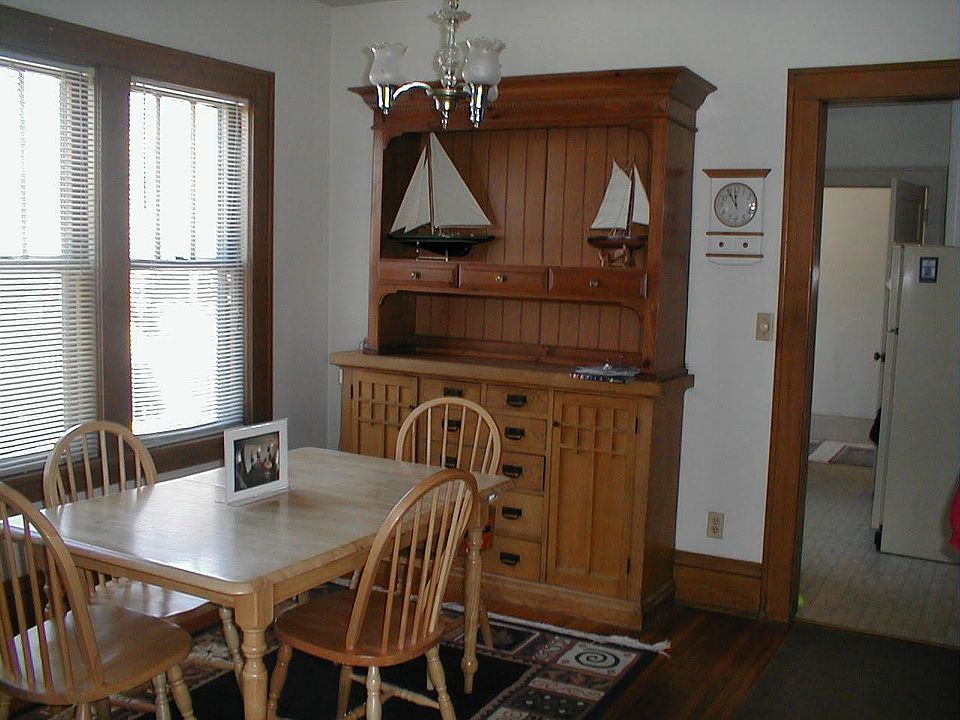 Built-in cabinet in dining room