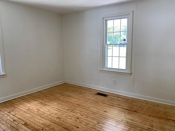 4th image of 305 Cedar St