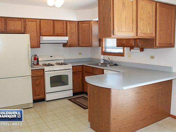 Easy Full Kitchen with Breakfast Bar and separate eating area!