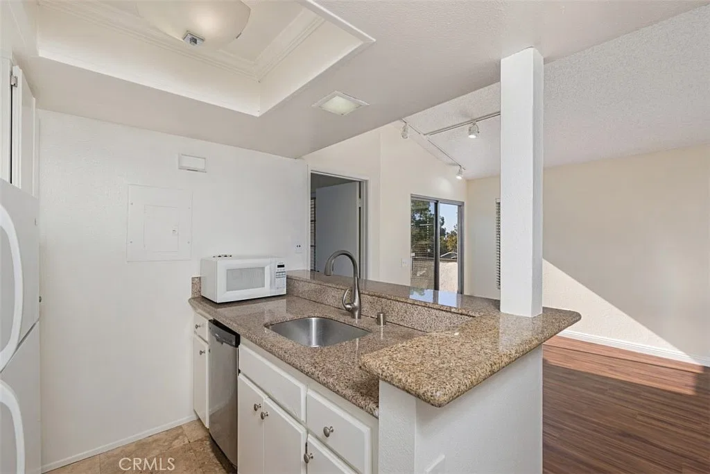 2 bed, 693 sqft, $2,900 — Photo 2