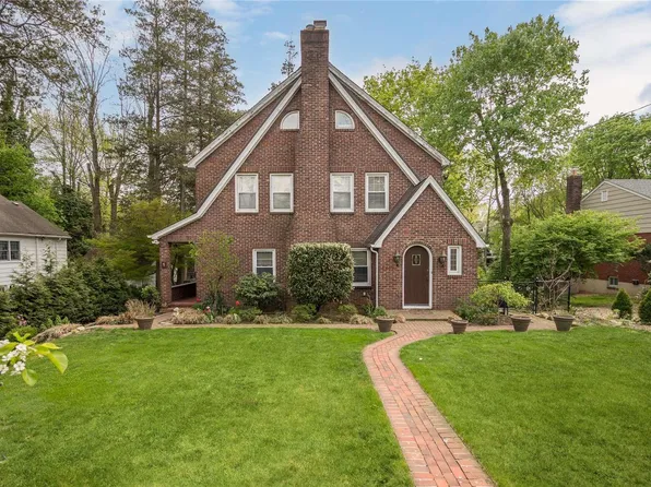 1 The Oaks, Roslyn, NY 11576