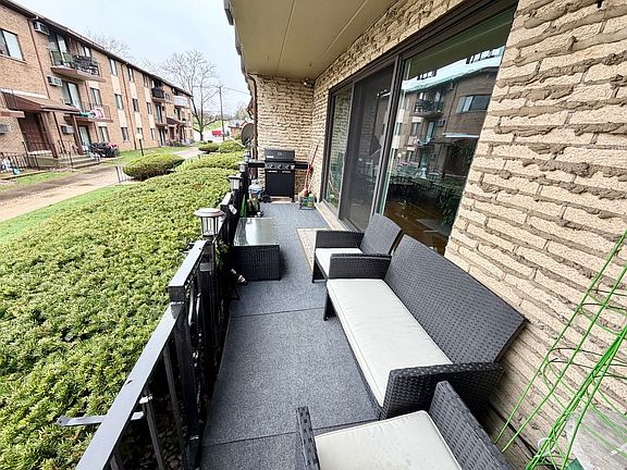 3rd image of 9111 S Roberts Rd APT 8A