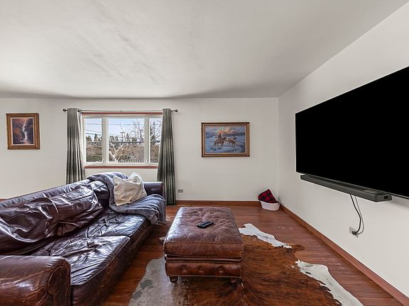 5th image of 225 E Lincoln Ave