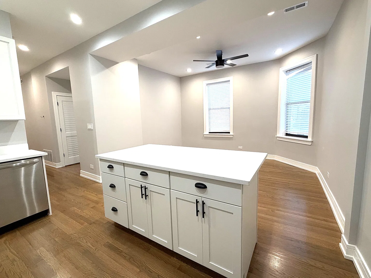 2 bed, 1100 sqft, $3,295 — Photo 2