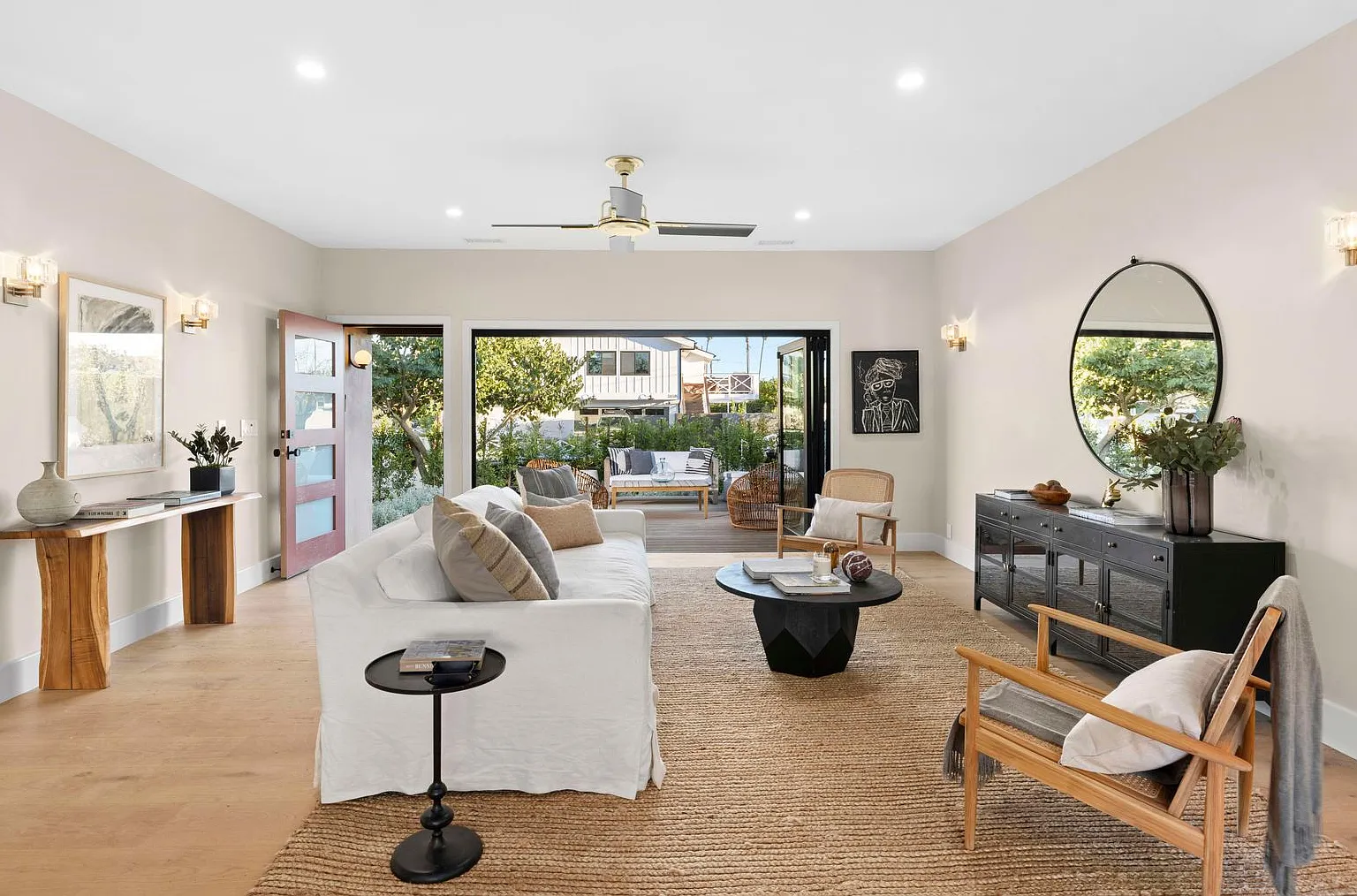 Eastside Gem - Fully Remodeled Modern Contemporary on Coveted Horseshoe Street — Photo 2