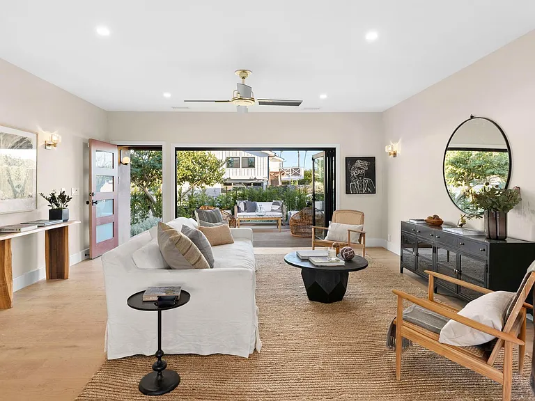 354 La Perle Ln — Photo 2