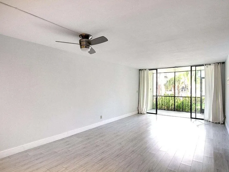 11 Royal Palm Way #1040 — Photo 3
