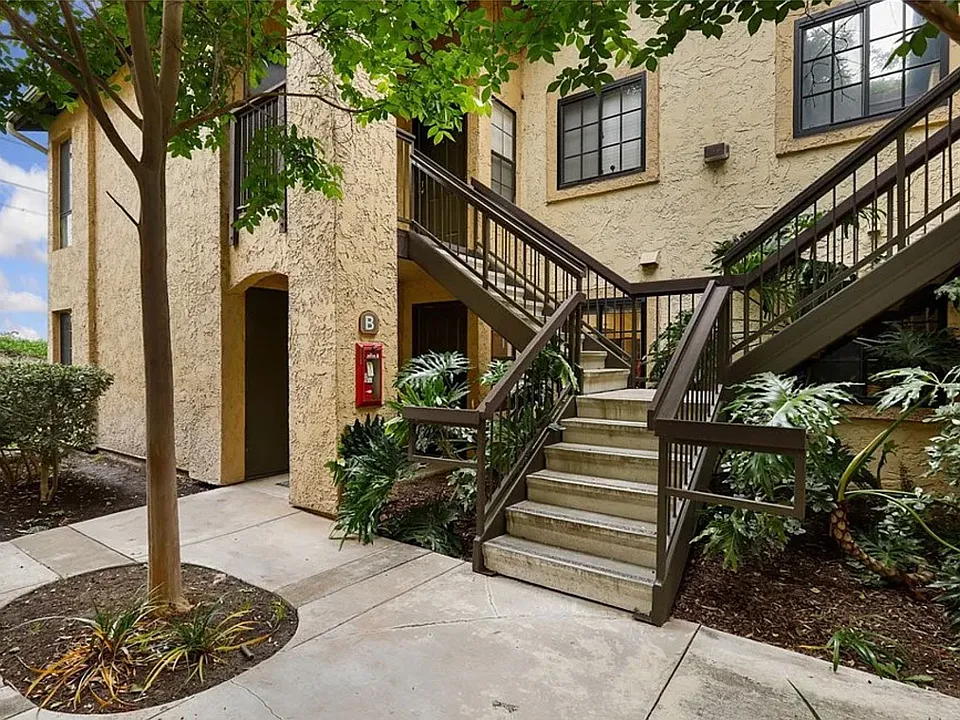 Ground floor entrance.
