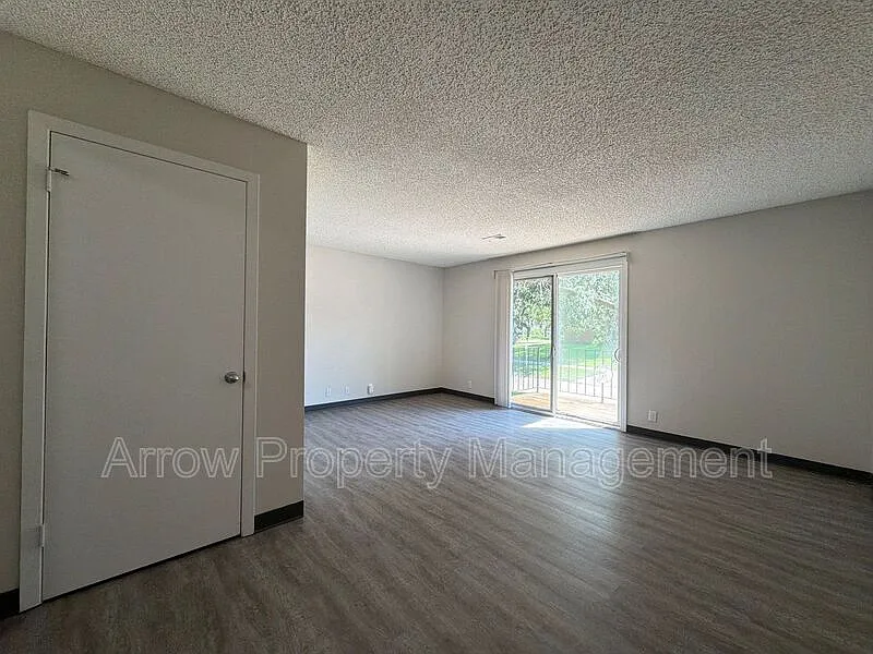 2 bed, 1.0 bath, $950 — Photo 3