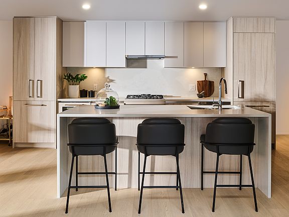 4th image of 423 6th St #702