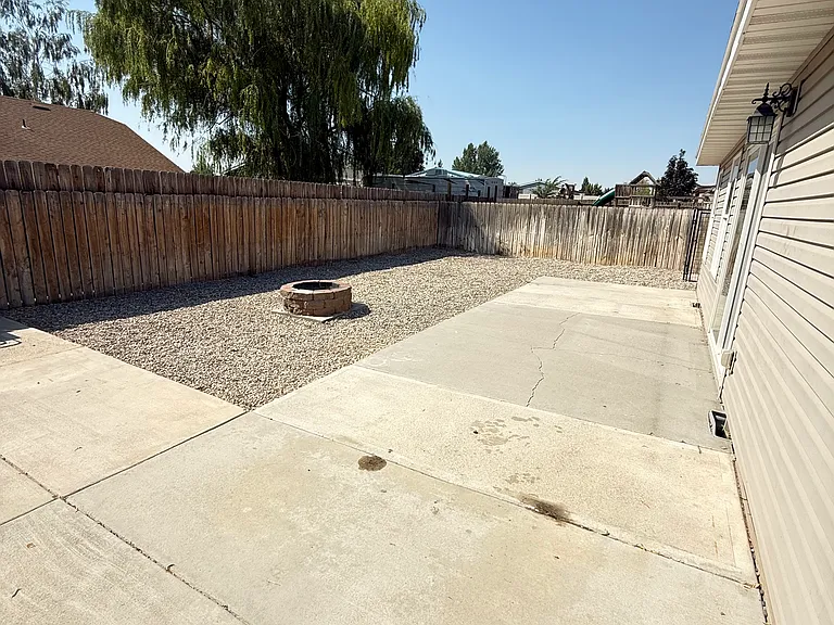 1408 Lauren Ln — Photo 20