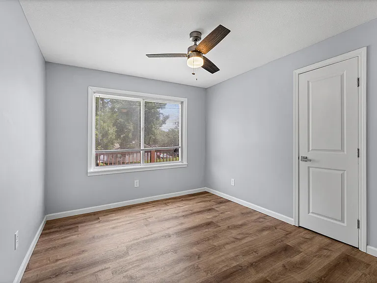 938 Locust Ave — Photo 16