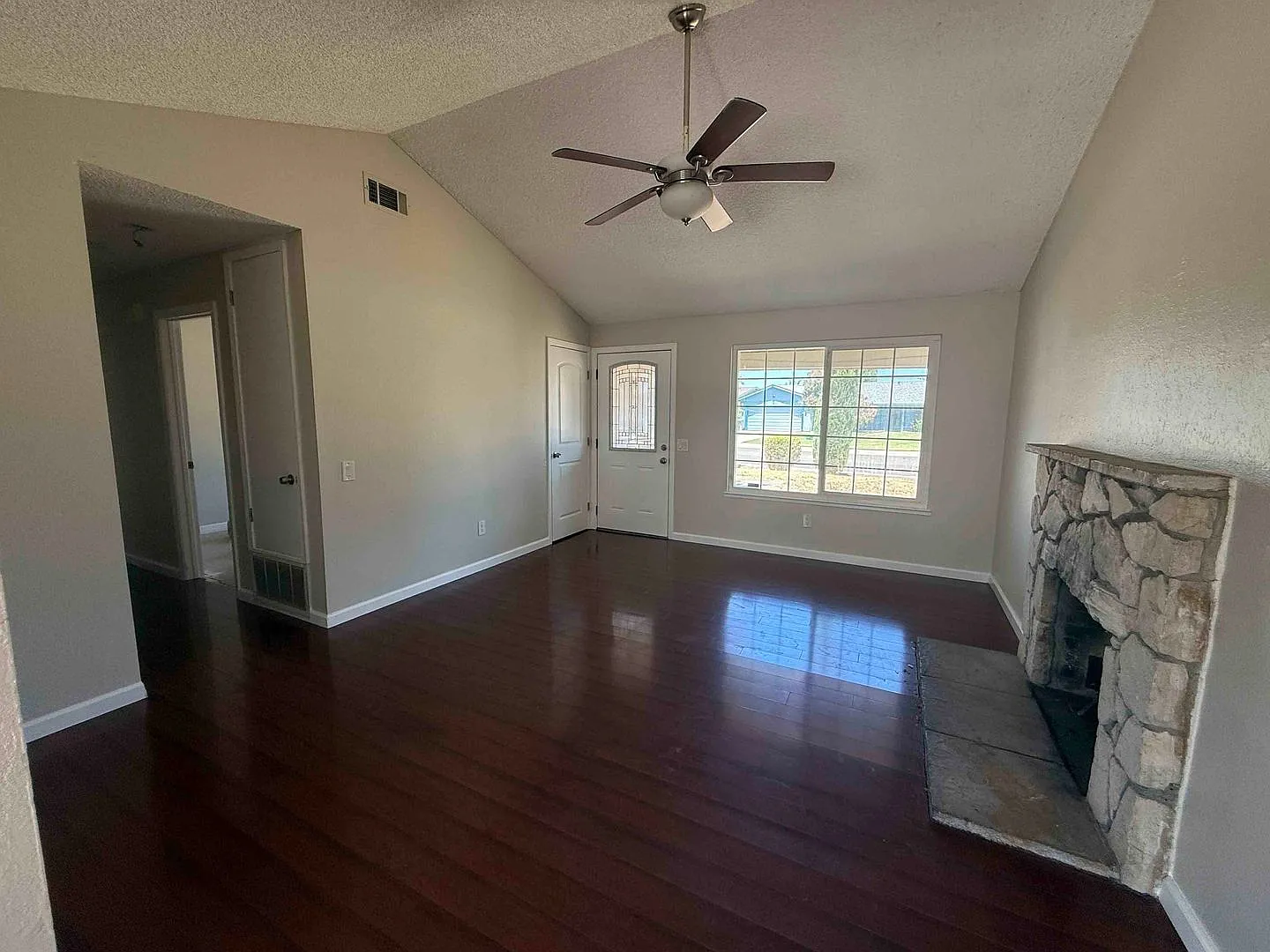 Single Story 4 Bedroom — Photo 2