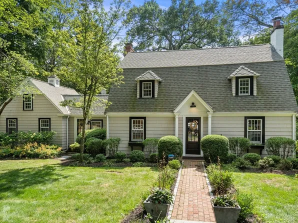 4 Arnold Rd, Wellesley, MA 02481