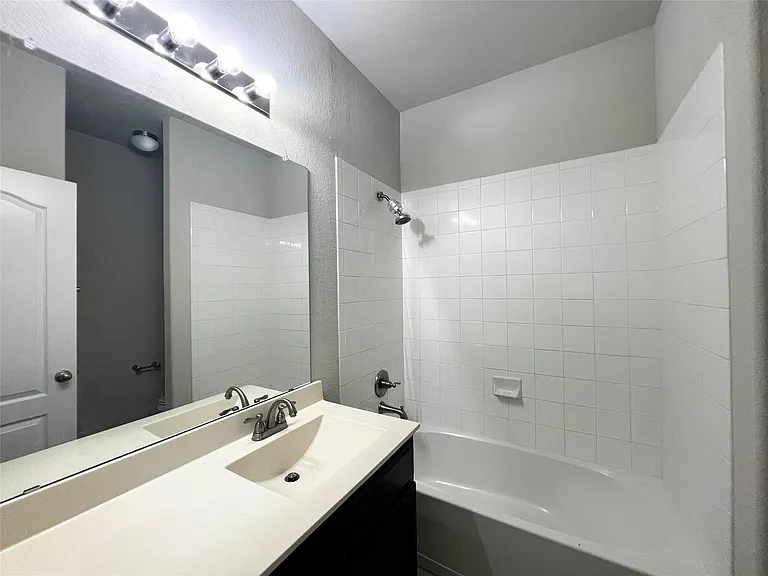 613 Palmilla St — Photo 3