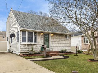 23 E Kissimee Rd, Lindenhurst, NY 11757