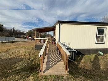 3rd image of 101 Hyde Away Ln