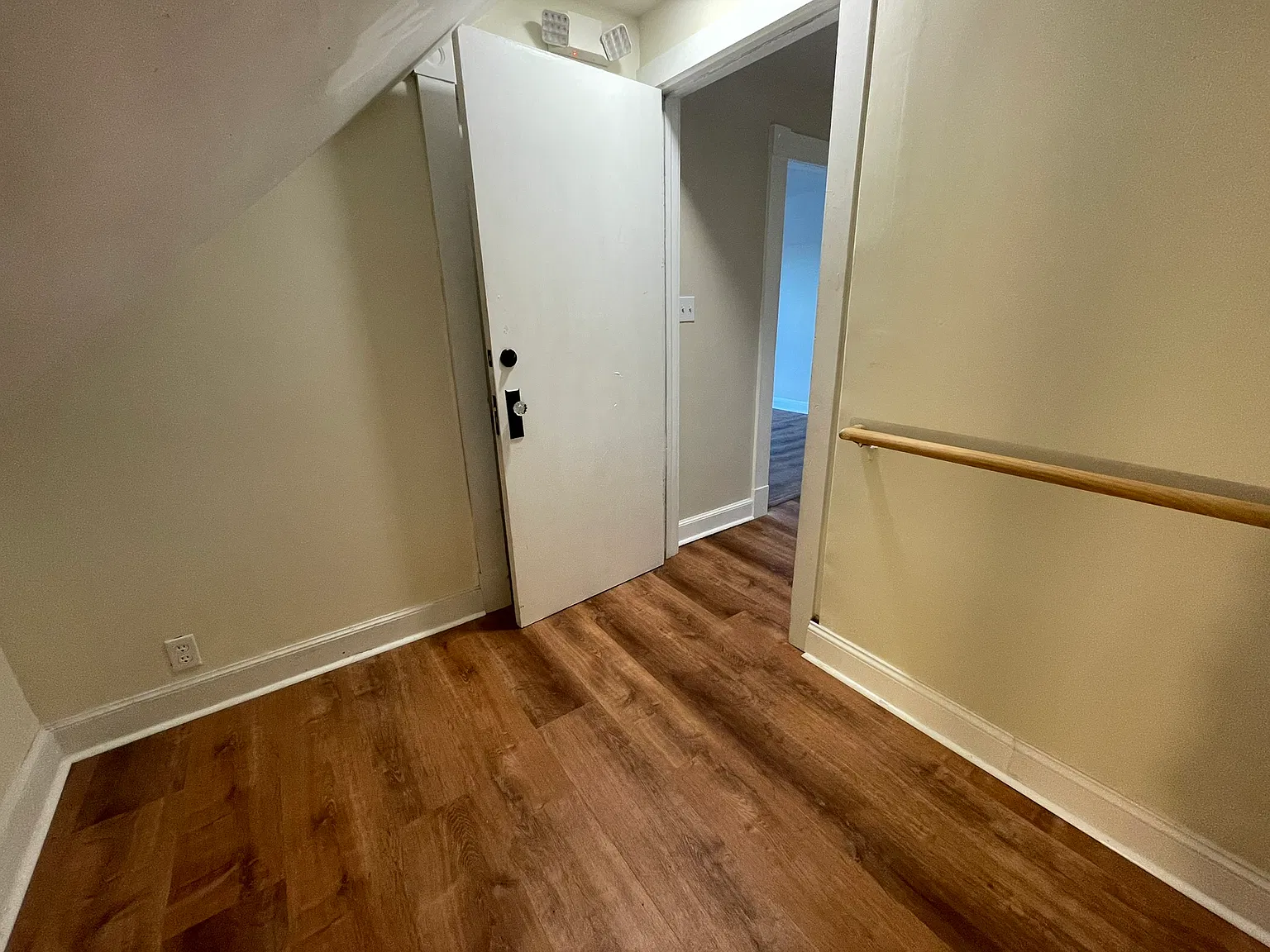 2 bed, 1000 sqft, $1,300 — Photo 2