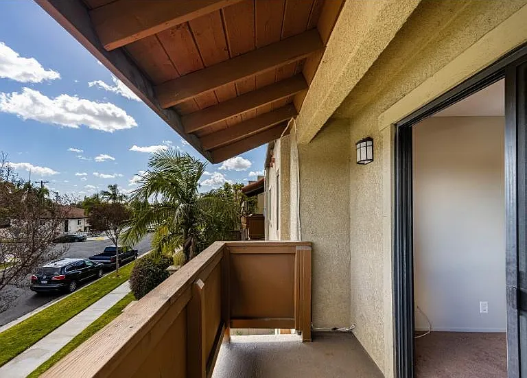 Las Flores Gardens Apartments — Photo 11