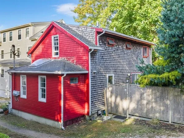 5 Bowser Ct, Newport, RI 02840