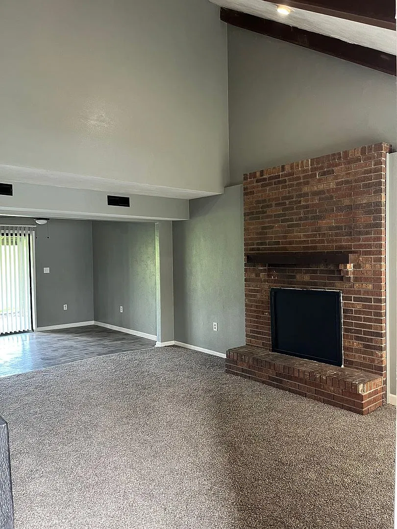 455-457 Maple Grove Way — Photo 2