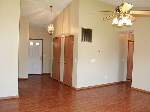 4th image of 375 Thompson Dr