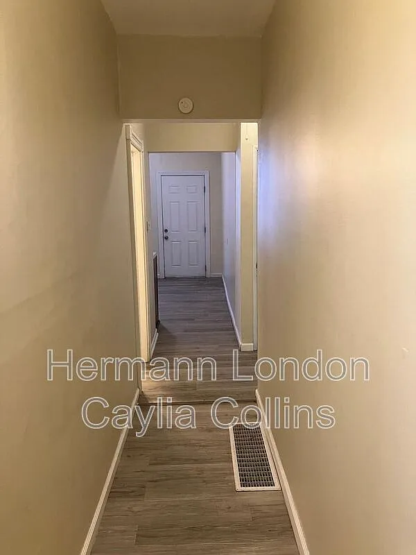 2 bed, 1.0 bath, 945 sqft, $1,275 — Photo 3
