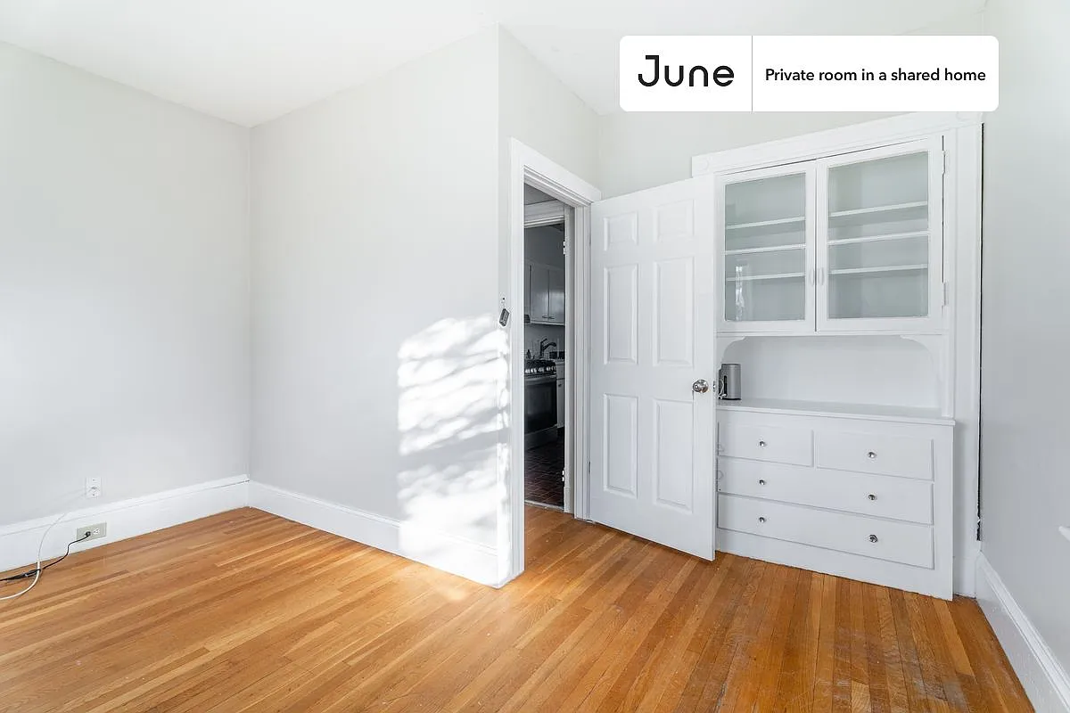 Full bedroom in 3 bed/1 bath home in Brighton #1516 C — Photo 4